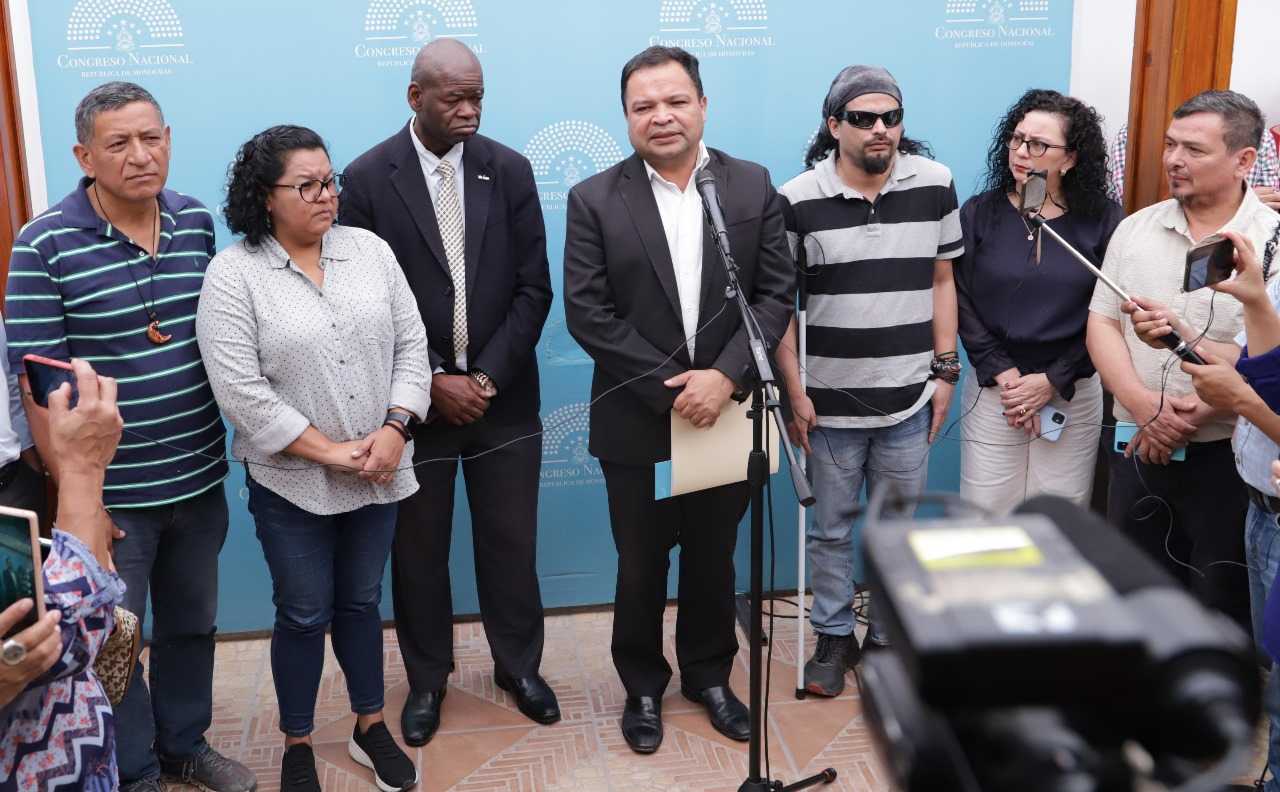 Comisión legislativa se reúne con directivos de radios comunitarias para conocer dificultades que enfrenta ese sector